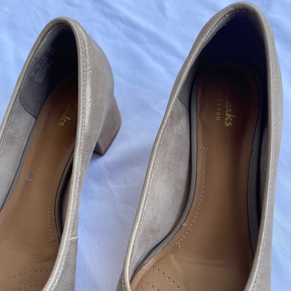 Clarks Artisan Gold Suede Bow Block Heel 9.5 - Picture 3 of 8